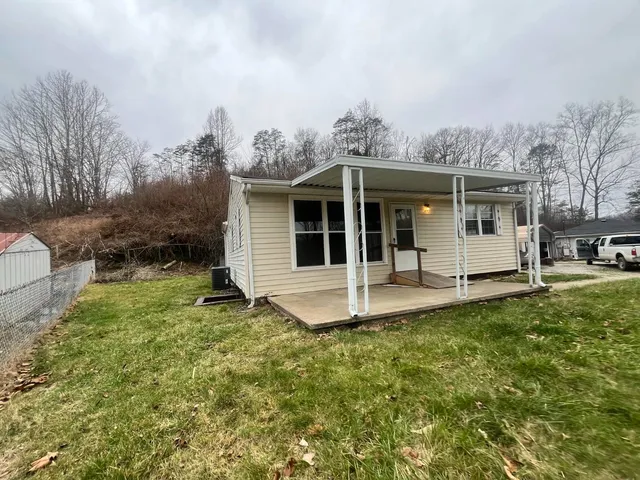 23 Fairview Rd, Alum Creek, WV 25003