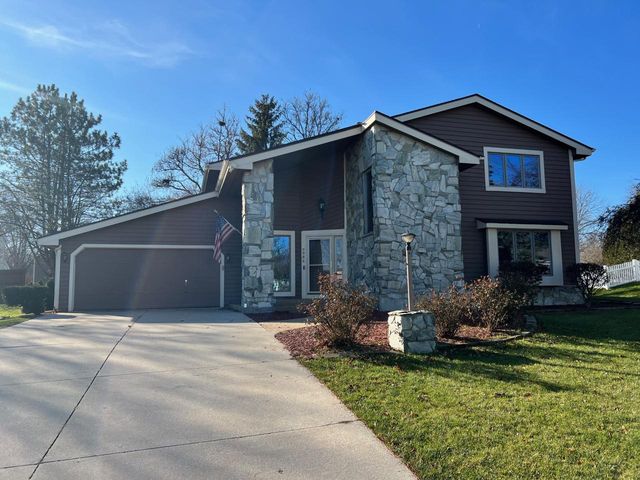 3954 South Victoria CIRCLE, New Berlin, WI 53151