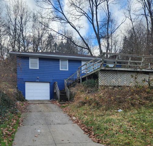 1576 Overlook Dr, Akron, OH 44314