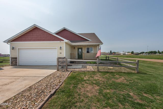 35 E  15th St, New England, ND 58647