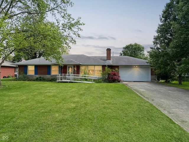 3715 Oakwood Dr, Anderson, IN 46011