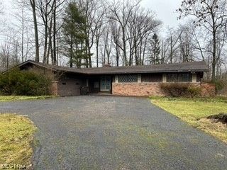 7400 Greenfield Trl, Chesterland, OH 44026