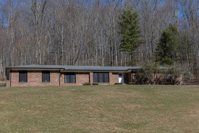 601 Fill St, Pounding Mill, VA 24637