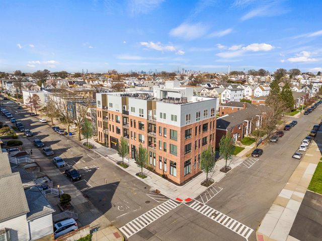 117 W  2nd St #202, Bayonne, NJ 07002