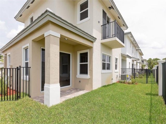 6994 Pines Cir, Pompano Beach, FL 33073