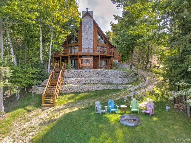 1663 N  Wawaushnosh Dr, Manistique, MI 49854