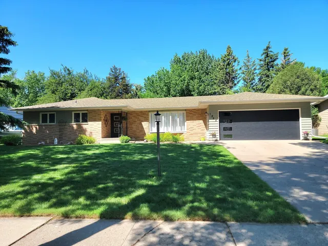 1824 Eisenhower Cir, Aberdeen, SD 57401