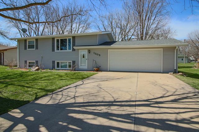 1305 Pleasant St, Gowrie, IA 50543