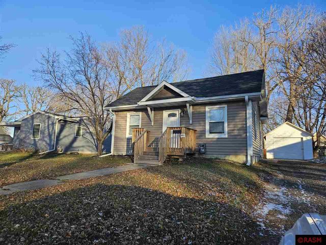 902 2nd St NW, Waseca, MN 56093