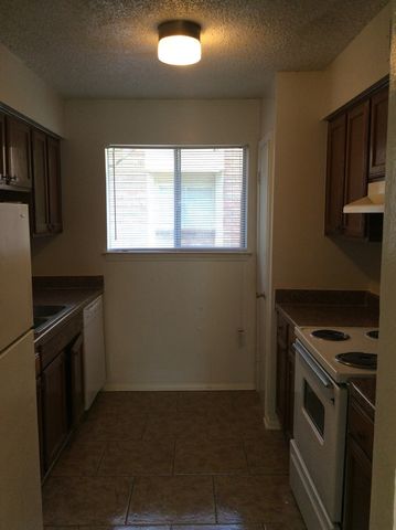 8747 Granite Dr #D, Baton Rouge, LA 70810