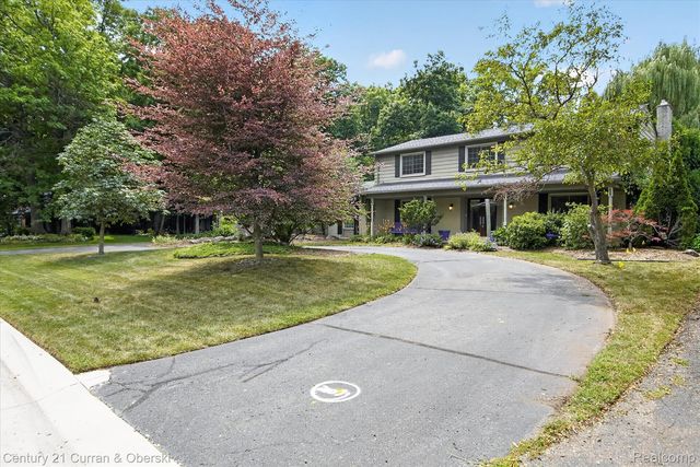 30557 Woodstream Dr, Farmington Hills, MI 48334