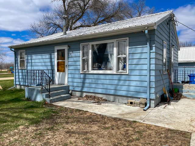 414 Chase St NW, De Smet, SD 57231