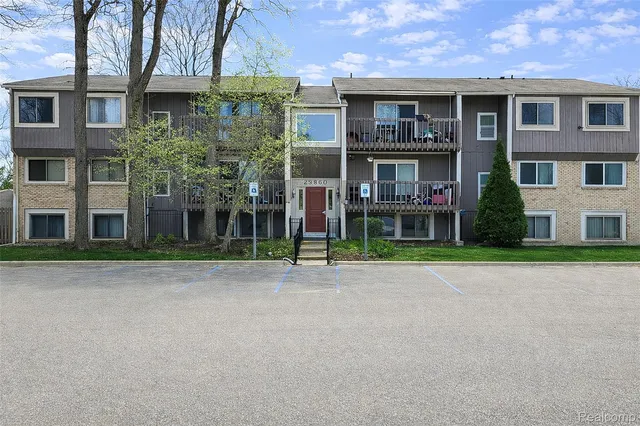 29860 W  12 Mile Rd #604, Farmington Hills, MI 48334