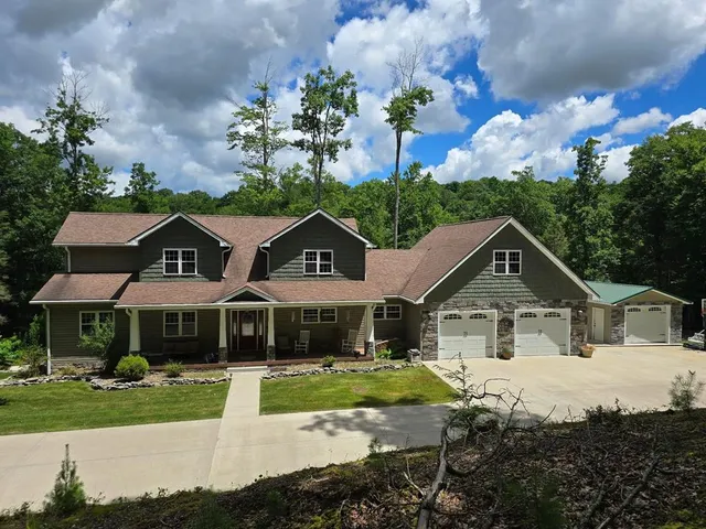 171 Mossy Rock Dr, Daniels, WV 25832