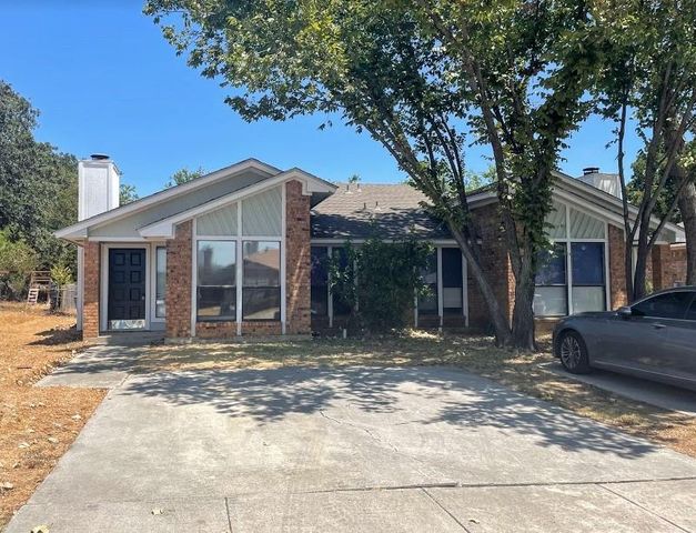 104 Oakwood Ln, Kennedale, TX 76060