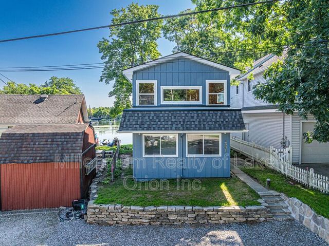 391 Shady Oaks St, Lake Orion, MI 48362