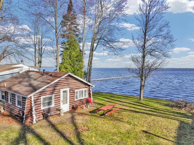 4048 W  Houghton Lake Dr, Houghton Lake, MI 48629