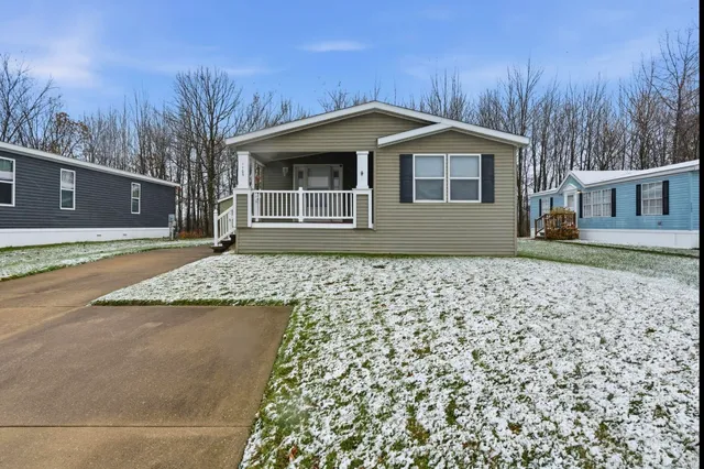 1105 Forest Ln, Columbus, MI 48063