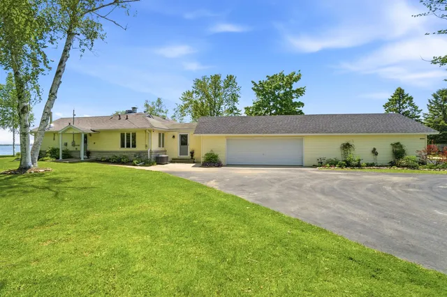 W6093 N  Bay Ct, Shawano, WI 54166