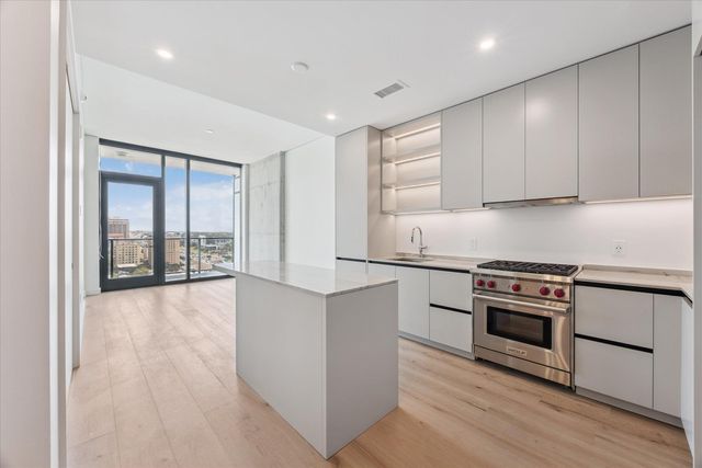 610 Davis St #2011, Austin, TX 78701