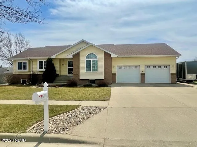 706 18th Ave NE, Watertown, SD 57201