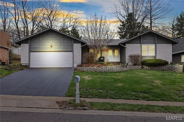 1226 Beaver Trail Dr, Saint Louis, MO 63135