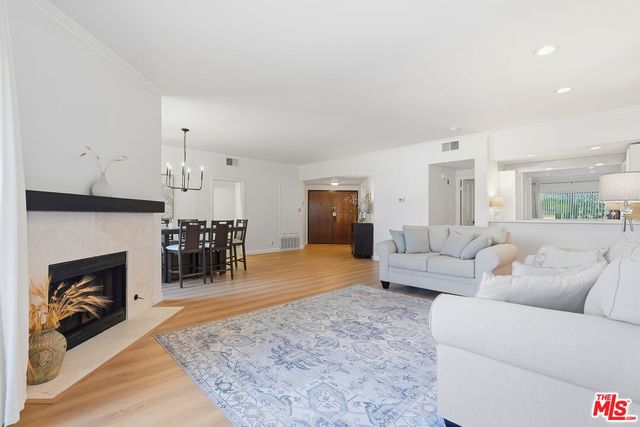 828 S  Bedford St #202, Los Angeles, CA 90035