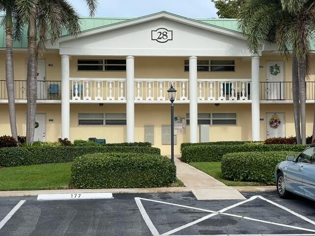28 Colonial Club Dr #101, Boynton Beach, FL 33435