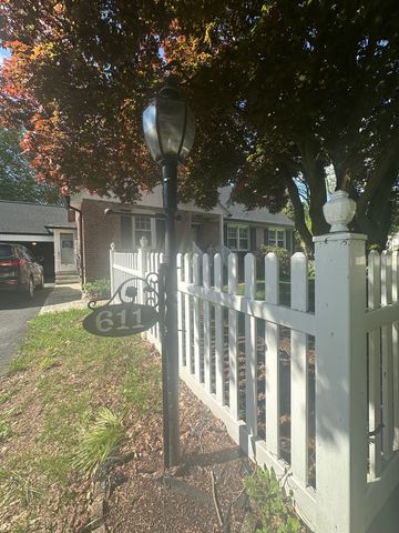 611 Woodside Ave, Bridgeport, CT 06606