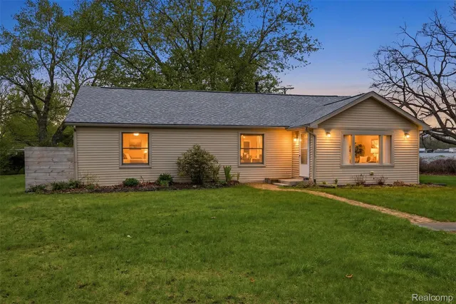 20052 Pine St, Brownstown, MI 48174