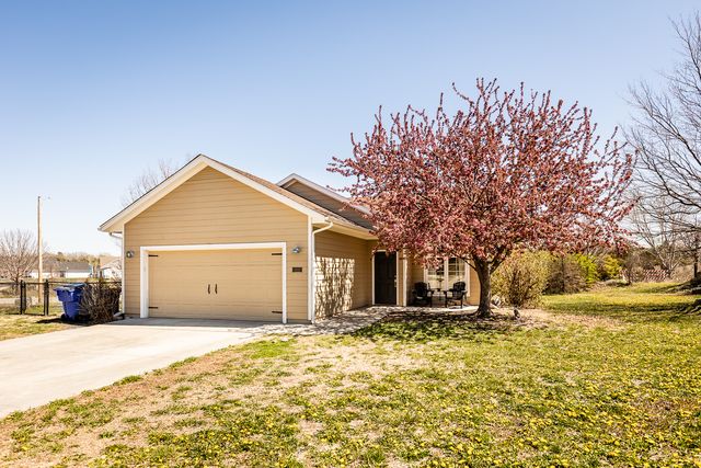 2202 Cinder Ct, Junction City, KS 66441