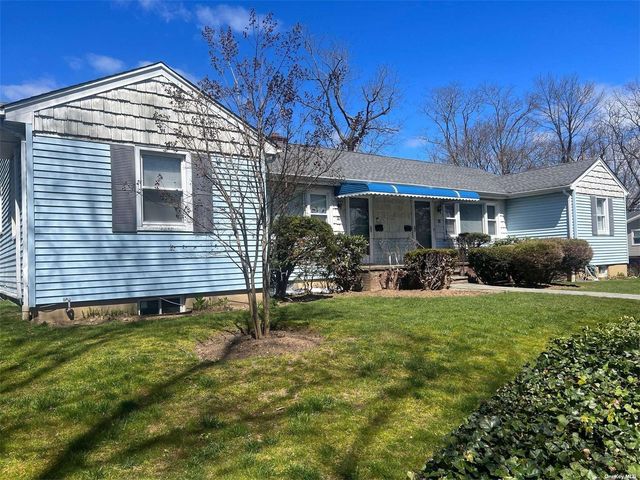 38 Cromwell Pl, Sea Cliff, NY 11579
