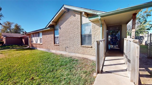 2129 Meench Dr, Moore, OK 73170