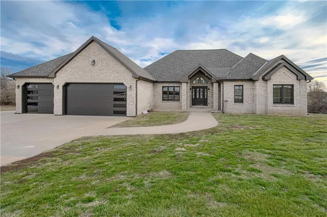 16294 Eastlake Dr, Lexington, MO 64067