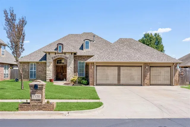 1328 Brayden Dr, Moore, OK 73160