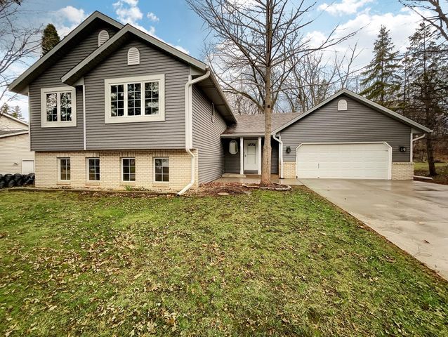1515 Currie St N, Maplewood, MN 55119