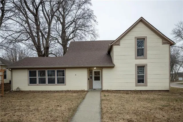 214 E  13th St, Higginsville, MO 64037