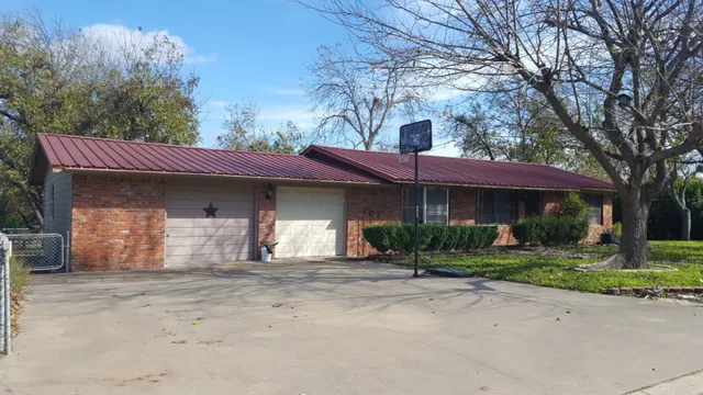 107 N  Avenue P, Clifton, TX 76634