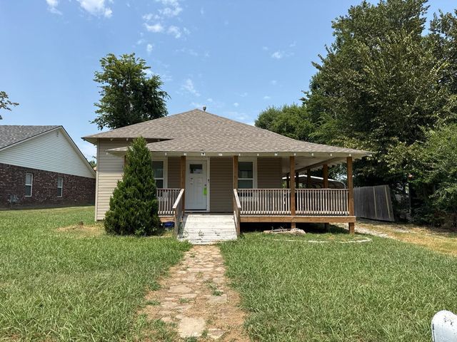 612 E  4th St, Claremore, OK 74017