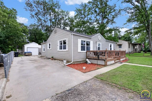 918 Forest Ave, Holton, KS 66436
