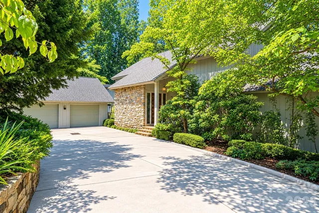 955 19th Ave NW, Hickory, NC 28601