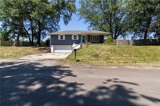 324 Gregory Dr, Gower, MO 64454