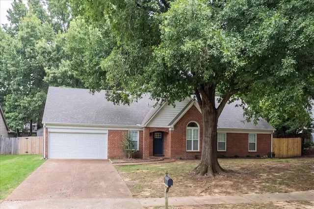 978 Hunters Point Dr, Cordova, TN 38018