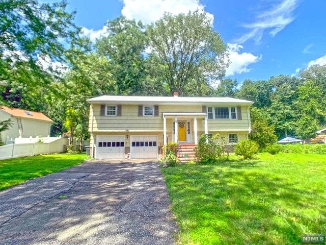8 Willow Brook Rd, Hillsdale, NJ 07642