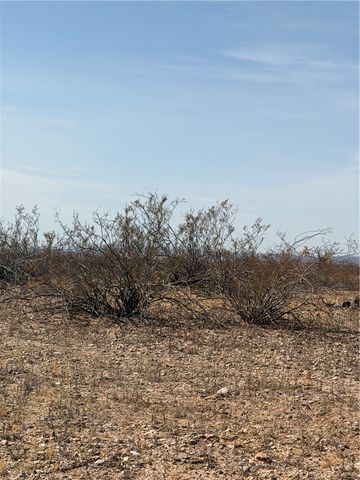 2661 S Muscovite Road, Golden Valley, AZ 86413
