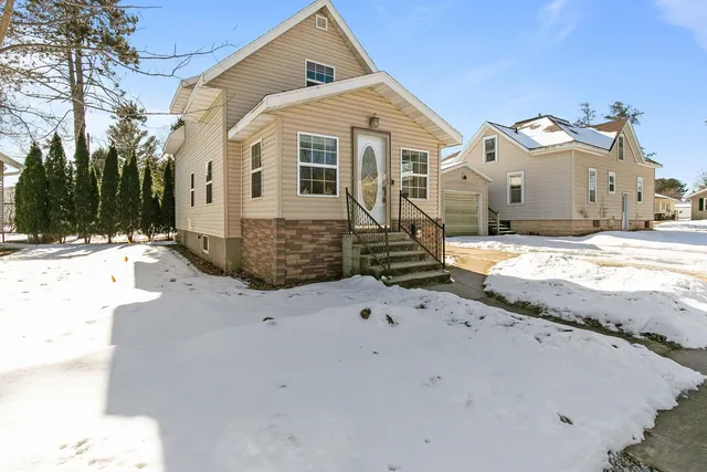 406 Wallace St, New London, WI 54961