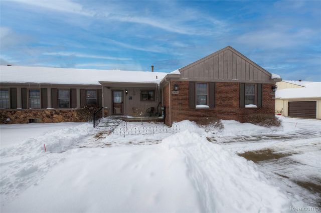 9870 Cambridge Ct #121-2, South Lyon, MI 48178