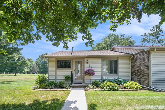5947 Village Dr, Haslett, MI 48840