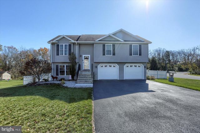 2 Camelot Ln, Newville, PA 17241