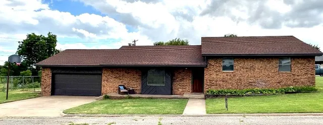 711 Villa Pl, Watonga, OK 73772